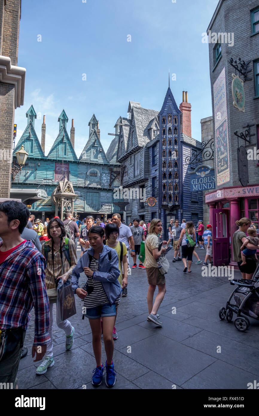 Touristen In Winkelgasse Gegend der Wizarding Welt von Harry Potter Attraktion in den Universal Studios Orlando Florida Stockfoto