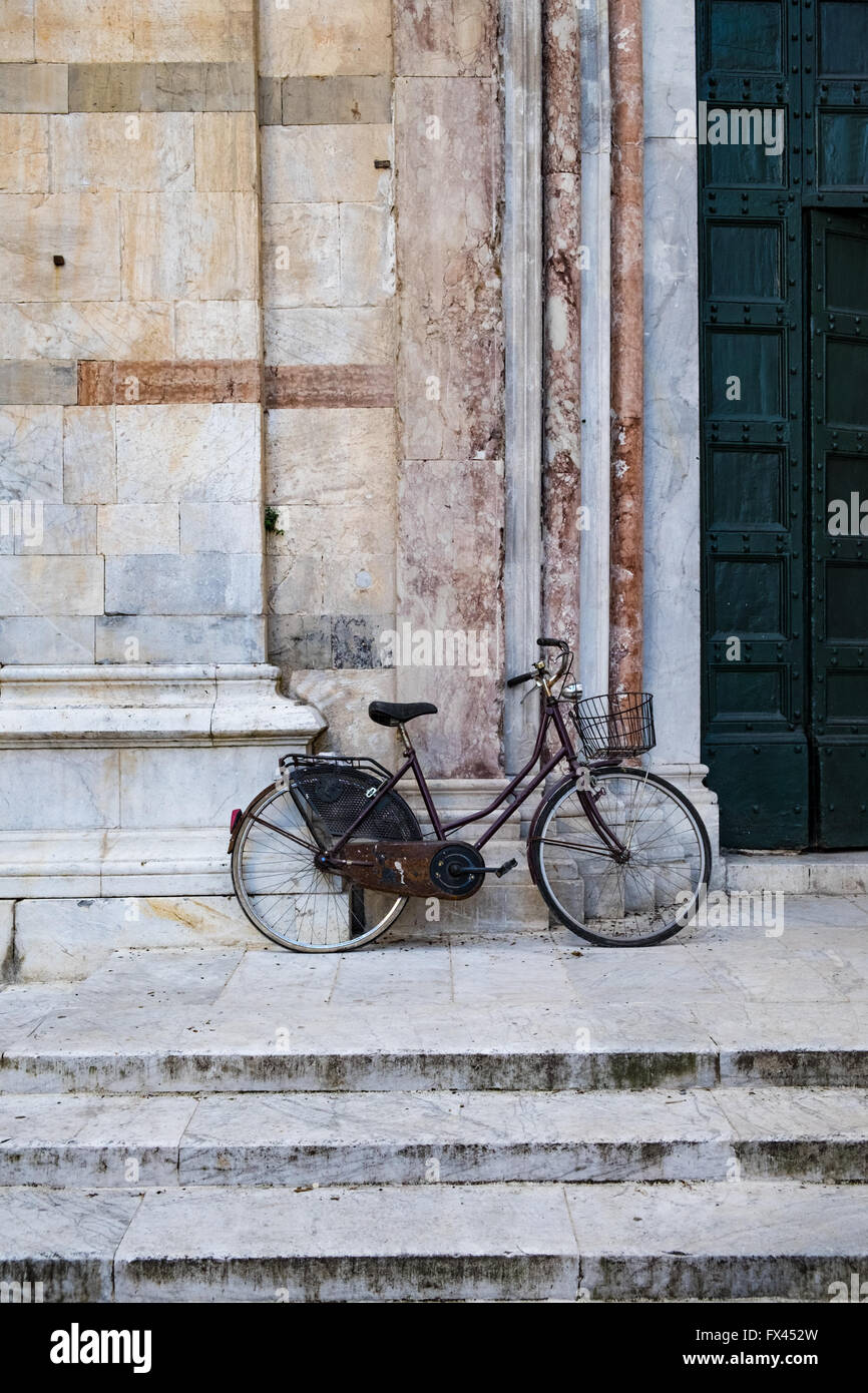 Fahrrad außerhalb große Tor Stockfoto