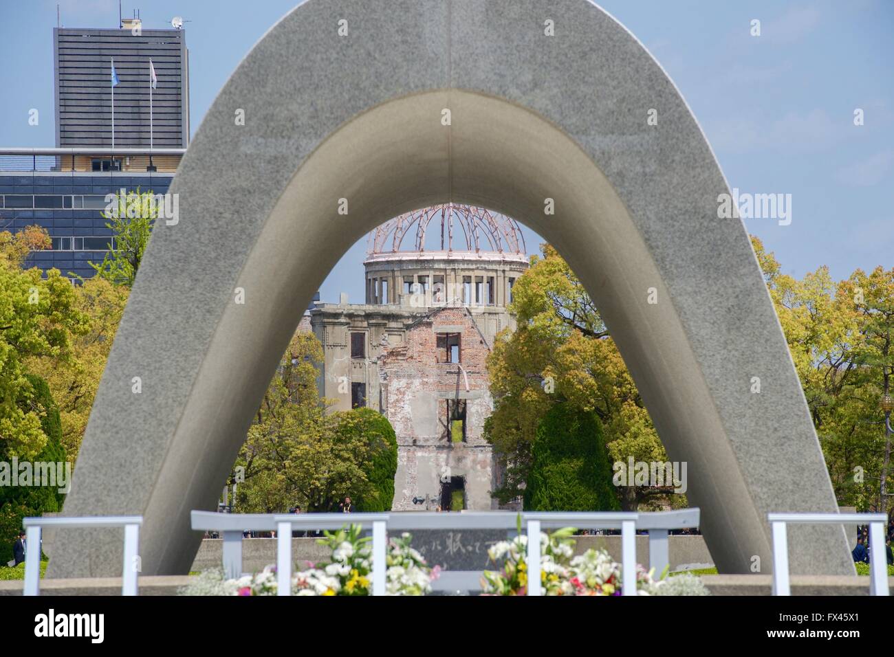 Der Hiroshima Peace Memorial Park einschließlich der Kenotaph, ewige Flamme, und Reste der ehemaligen Präfektur Industrial Promotion Hall zum Gedenken an die 1945 Atombombenabwürfe auf die Stadt 11. April 2016 in Hiroshima, Japan. Das Denkmal ist, dass die Website die erste Atombombe abgeworfen wurde, um der zweiten Weltkrieg Pazifik-Kampagne zu beenden, führte zu der japanischen Kapitulation. Stockfoto