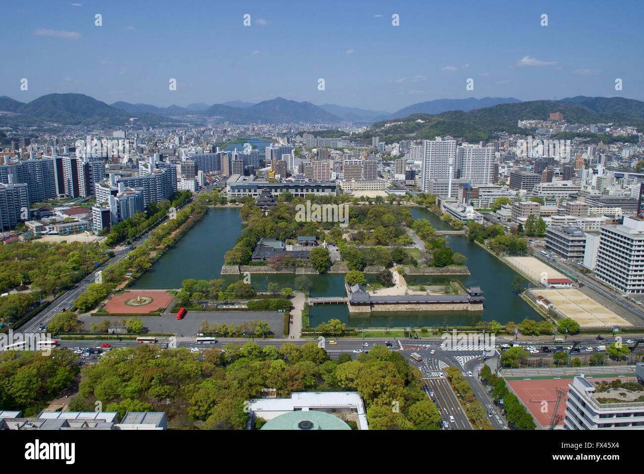 Luftbild von der Hiroshima Peace Memorial Park zum Gedenken an die 1945 Atombombenabwürfe auf die Stadt und die Skyline der modernen Stadt 11. April 2016 in Hiroshima, Japan. Das Denkmal ist, dass die Website die erste Atombombe abgeworfen wurde, um der zweiten Weltkrieg Pazifik-Kampagne zu beenden, führte zu der japanischen Kapitulation. Stockfoto