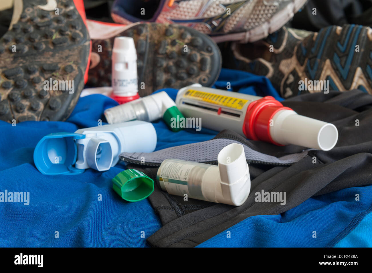 Sport-induzierten Asthma Peak Flow Laufschuhe Kit Getriebe mit Assistenten Inhalatoren und Pumpen Stockfoto