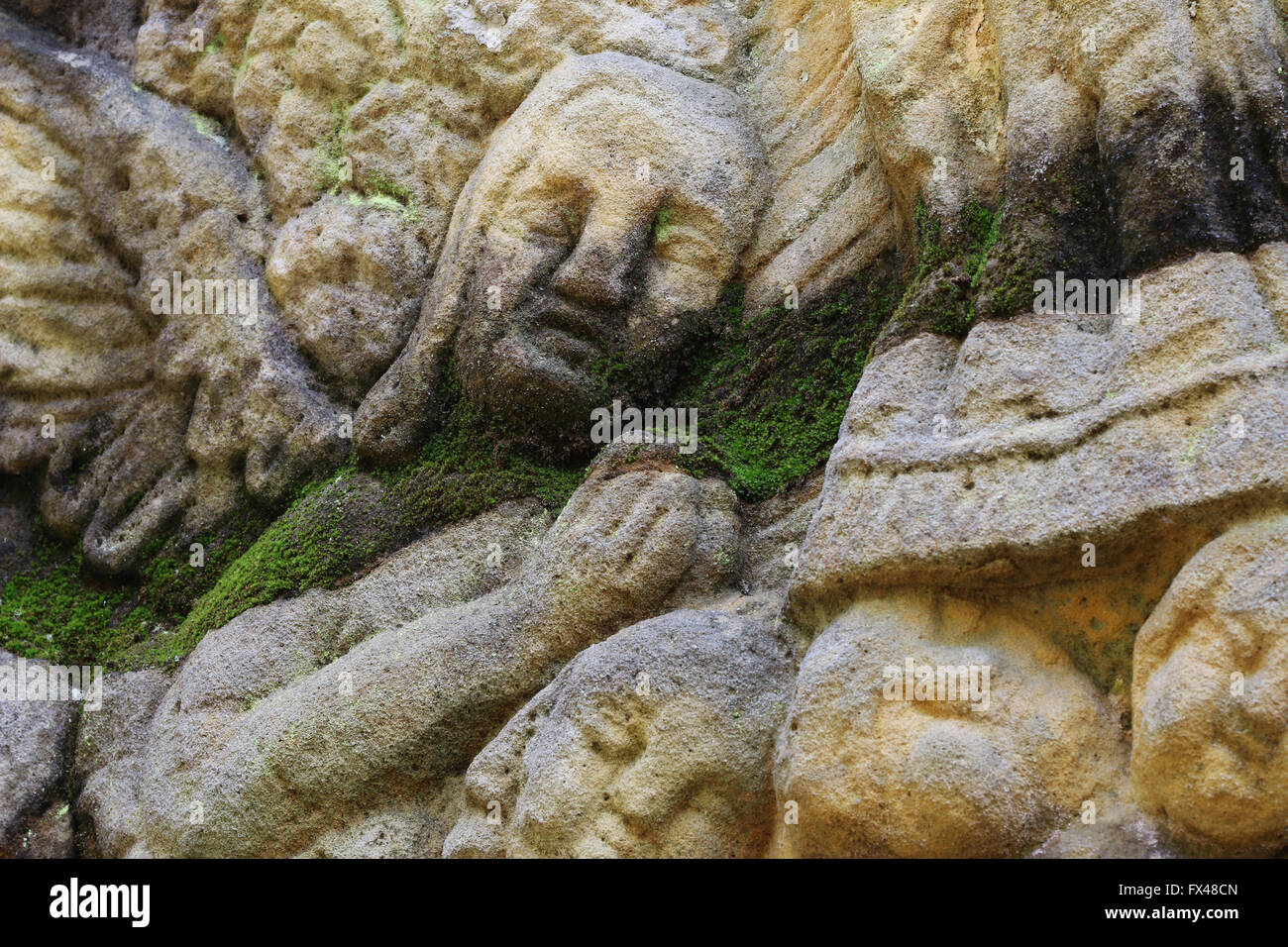 Stein-Altar geschnitzt in den Sandstein - Detail des Kopfes eines betenden Engels Stockfoto