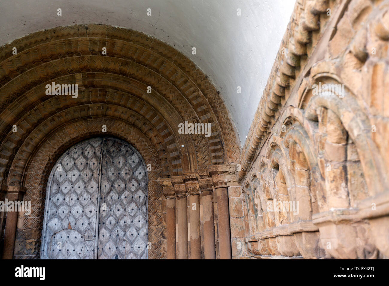 Tür mit Mauerwerk und Bögen in das Südportal von Southwell Minster, Nottinghamshire, England, UK Stockfoto