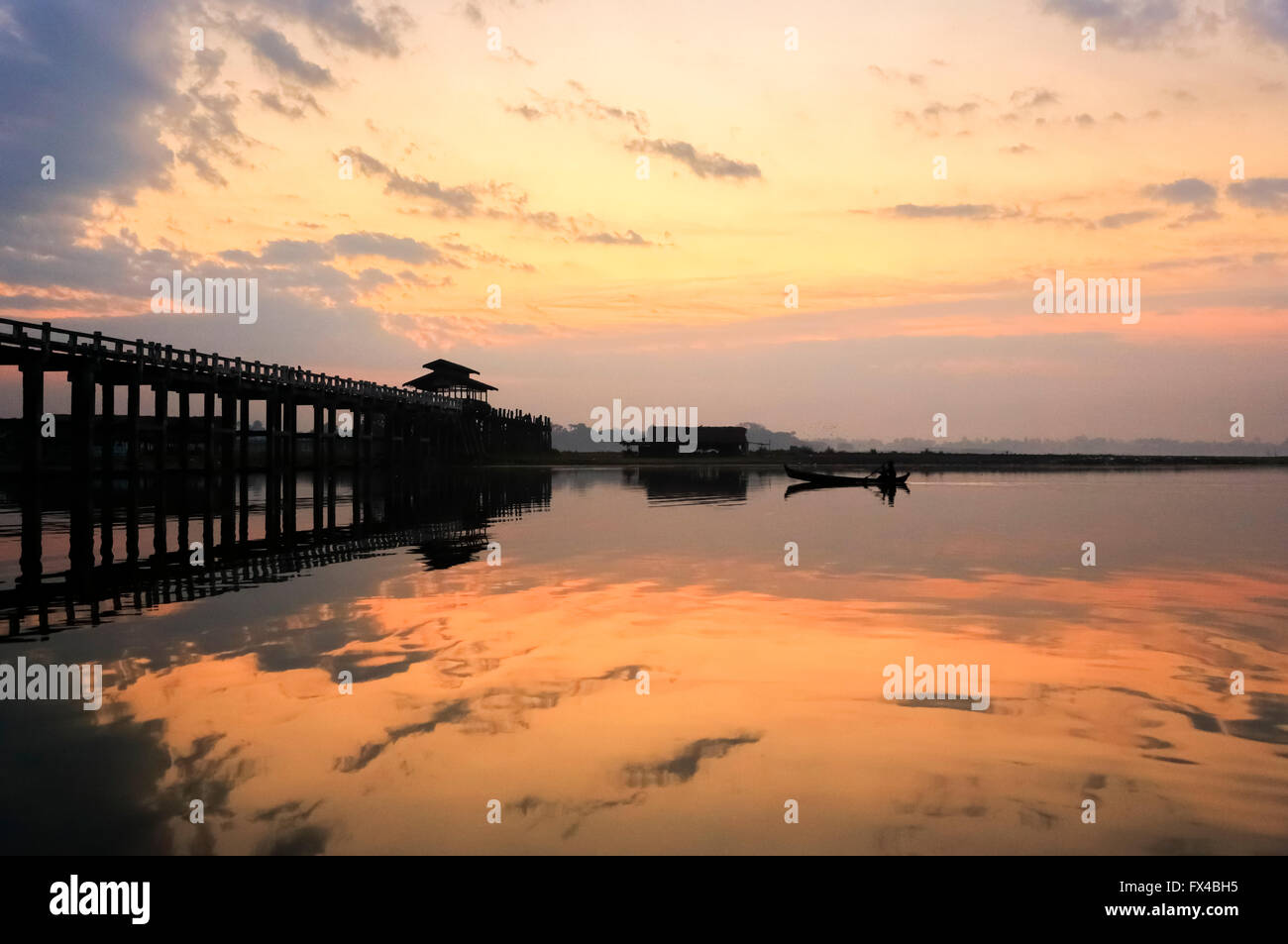 Farbenfrohen Sonnenaufgang am frühen Morgen U Bein Brücke, Taungthaman See, Amarapura, Mandalay, Myanmar (Burma) Stockfoto