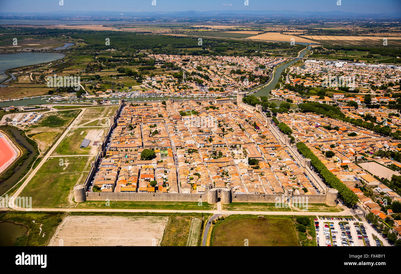 Luftaufnahme, historische Innenstadt von der befestigten Aigues-Mortes, Stadttore, Camargue, Aigues-Mortes, Frankreich, Languedoc-Roussillon Stockfoto
