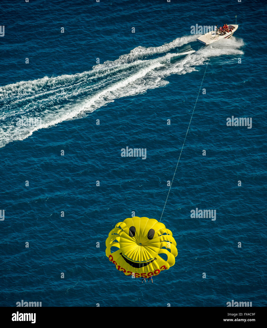 Luftaufnahme, parasailing, Fallschirm mit einem Smiley-Gesicht, gezeichnet von einem Motorboot, parasailing, Duo Argelès-Sur-Mer Frankreich Languedoc- Stockfoto