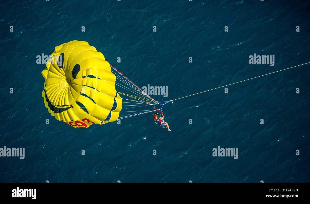 Luftaufnahme, parasailing, Fallschirm mit einem Smiley-Gesicht, gezeichnet von einem Motorboot, parasailing, Duo Argelès-Sur-Mer Frankreich Languedoc- Stockfoto