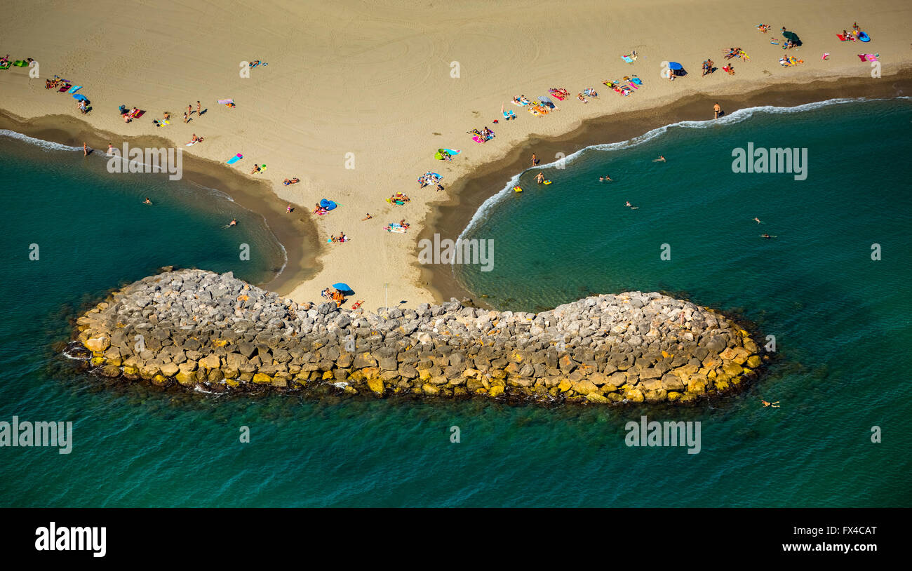Luftaufnahme, Strand Befestigungen und Strandleben in Canet-En-Roussillon, Mittelmeer, Südfrankreich Stockfoto