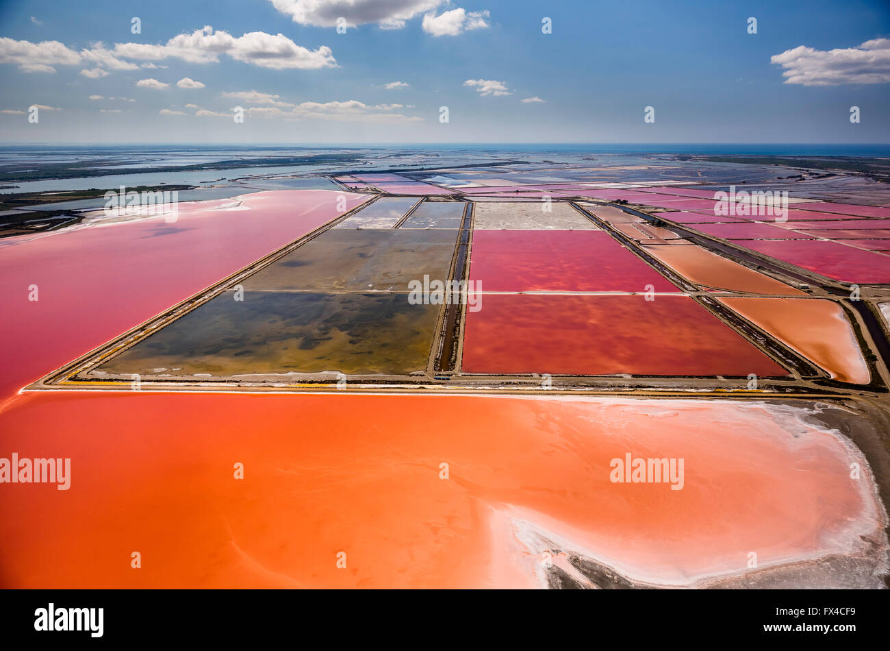 Antenne, Salz Pfannen, Salzseen von Aigues-Mortes, Mittelmeer, Camargue, Südfrankreich, rote Salzseen, Salz-Extraktion, Stockfoto