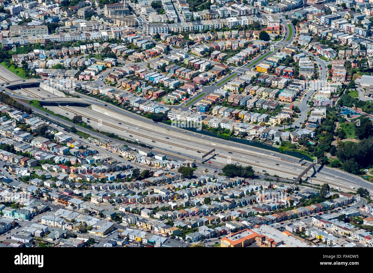 Luftaufnahme, typisch amerikanische Wohngegend auf der Autobahn, Lärm, laute Wohngegend, South San Francisco, San Francisco Stockfoto