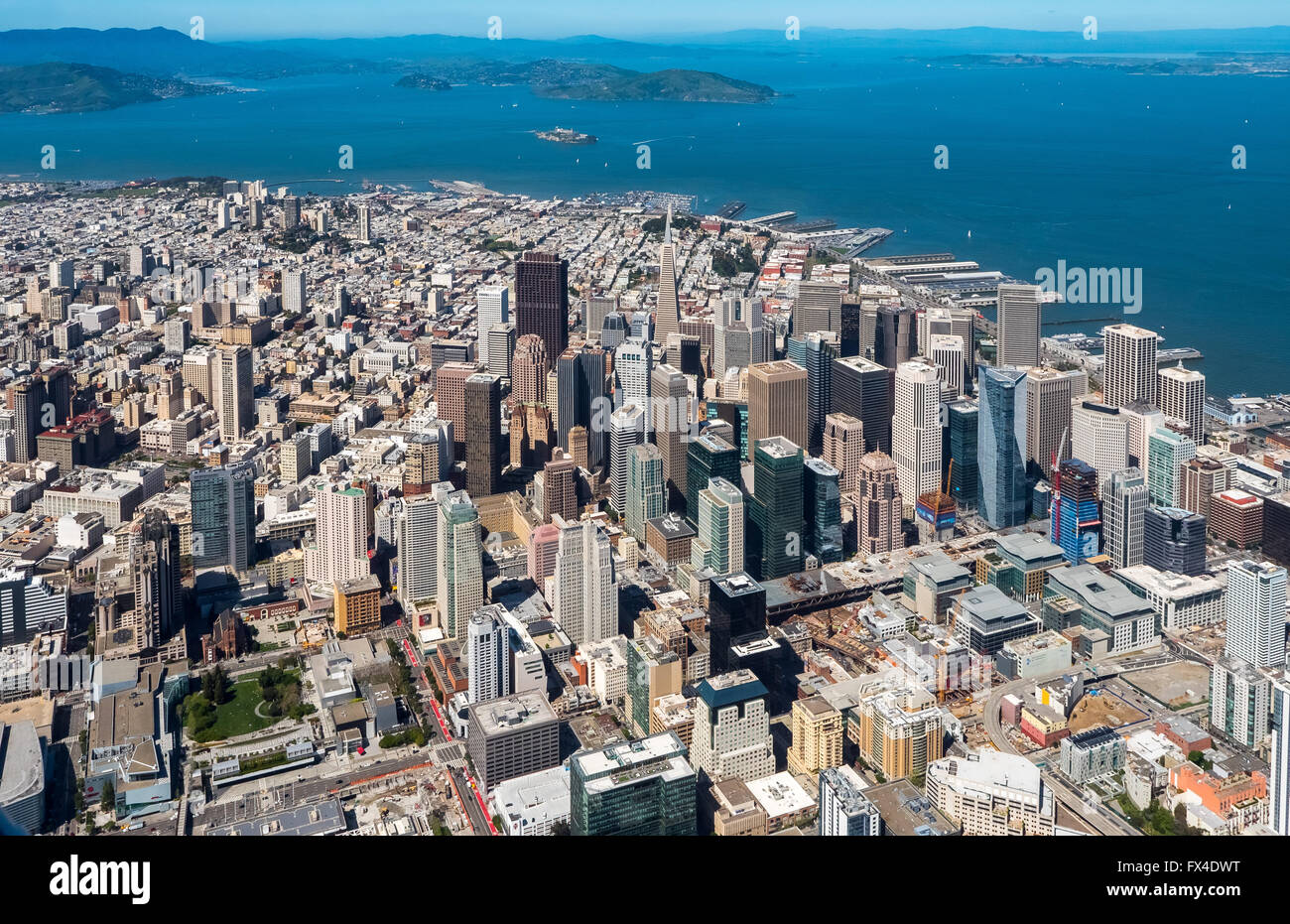 Luftaufnahme, Transamerica Pyramid, mit Blick auf SOMA, Financial District, Downtown, Midtown, San Francisco, San Francisco Bay Stockfoto