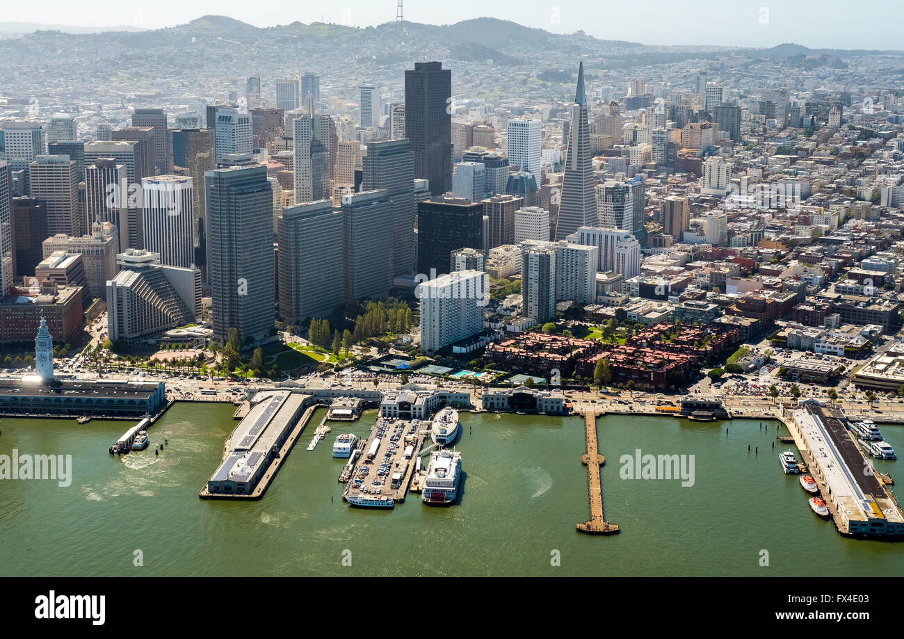 Luftaufnahme, Blick auf die Innenstadt von San Francisco auf den Pfeilern aus dem Wasser, San Francisco, San Francisco Bay Area, Vereinigte Staaten Stockfoto