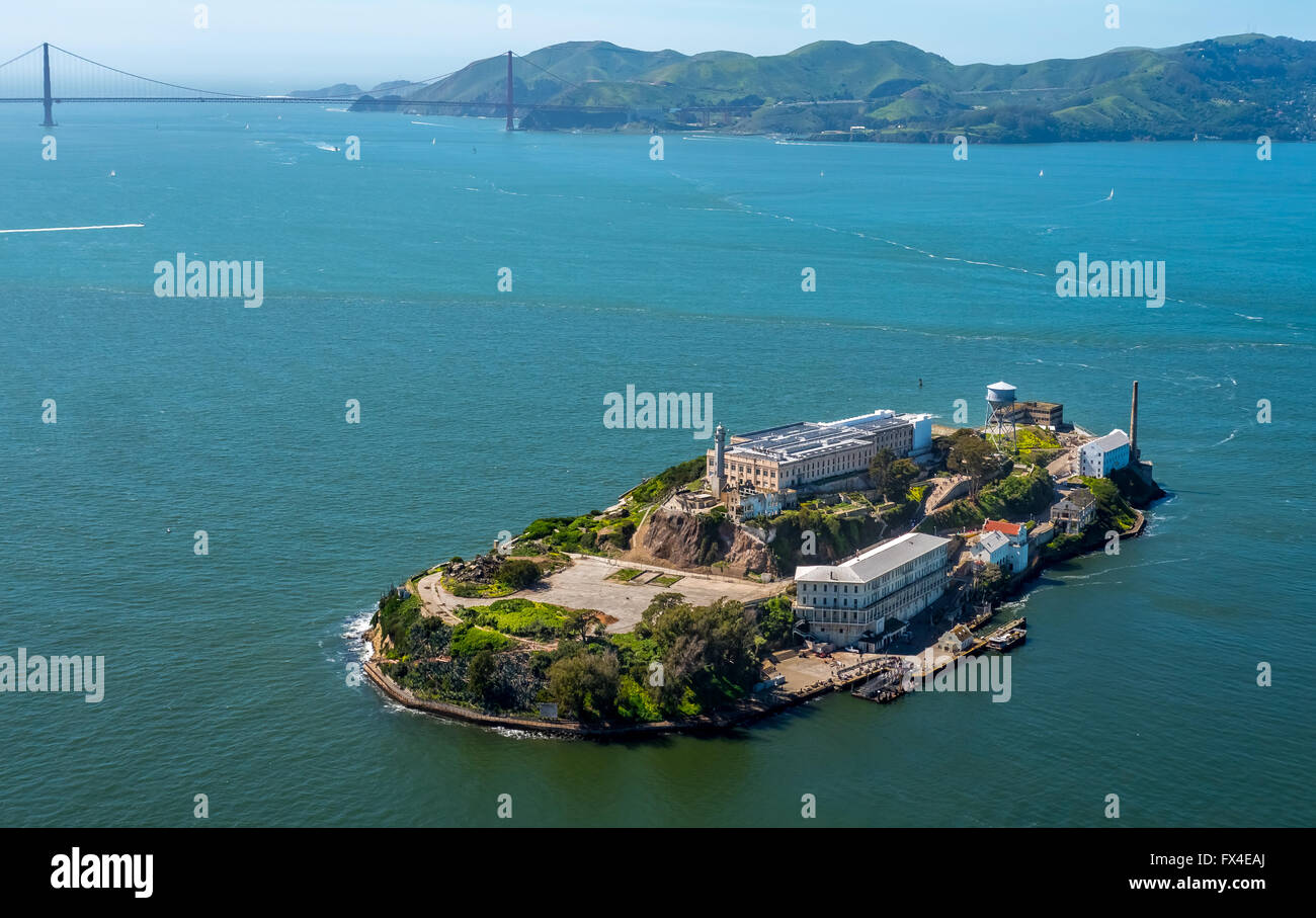 Luftaufnahme, Alcatraz, Golden Gate Bridge im Hintergrund, Alcatraz Island mit Leuchtturm bei Gegenlicht, San Francisco, Stockfoto