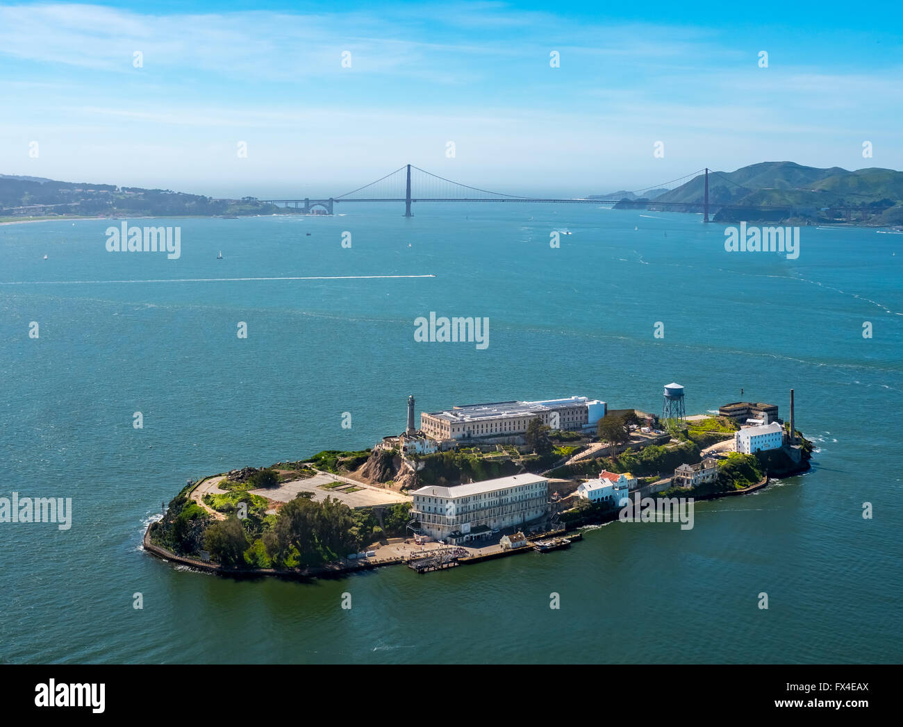 Luftaufnahme, Alcatraz, Golden Gate Bridge im Hintergrund, Alcatraz Island mit Leuchtturm bei Gegenlicht, San Francisco, Stockfoto