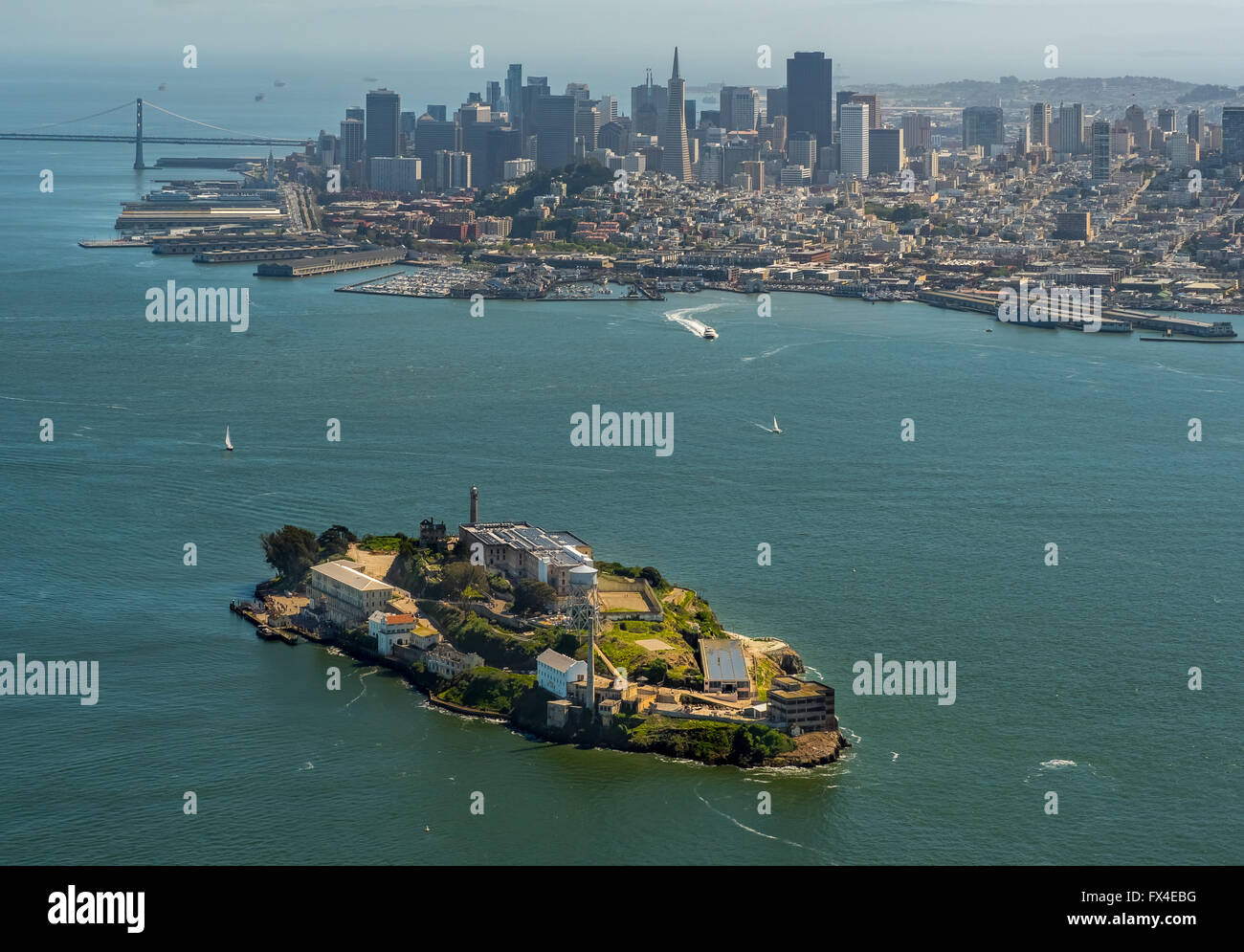 Luftaufnahme, Alcatraz, Alcatraz Island mit Leuchtturm und San Francisco im Hintergrund, San Francisco, San Francisco Bay Stockfoto