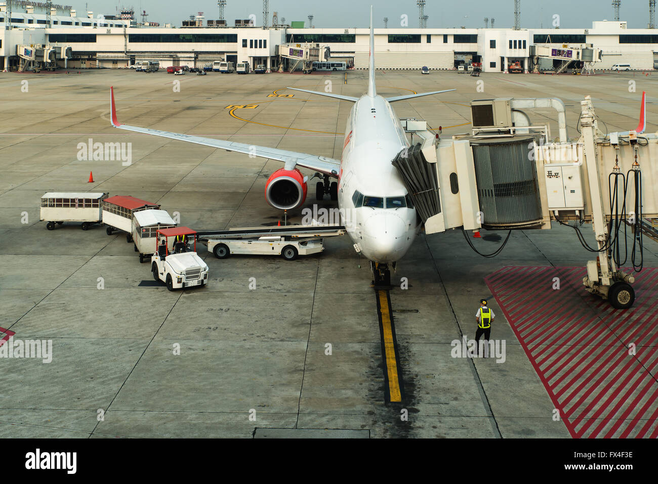 Flugzeug in der Nähe der Terminals in einem Flughafen am Morgen Stockfoto