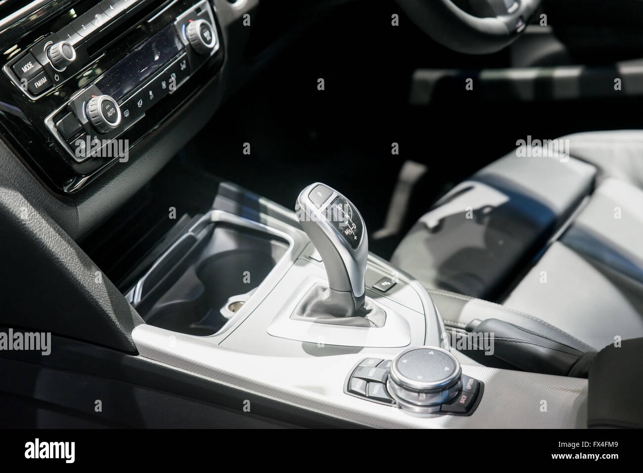 Automatik-Getriebe Schalthebel im Auto Stockfoto