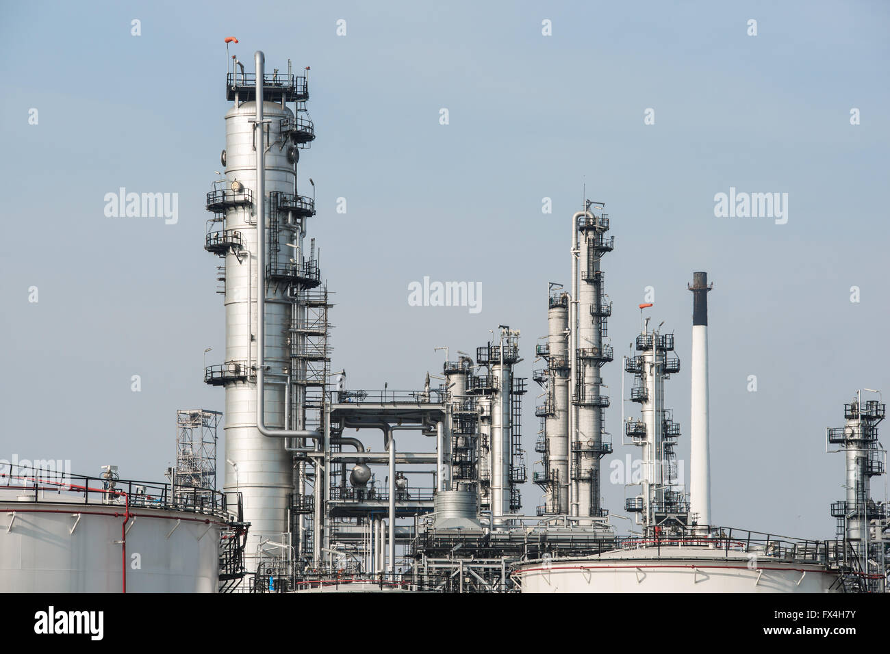 Petrochemische Anlage mit blauem Himmel Stockfoto