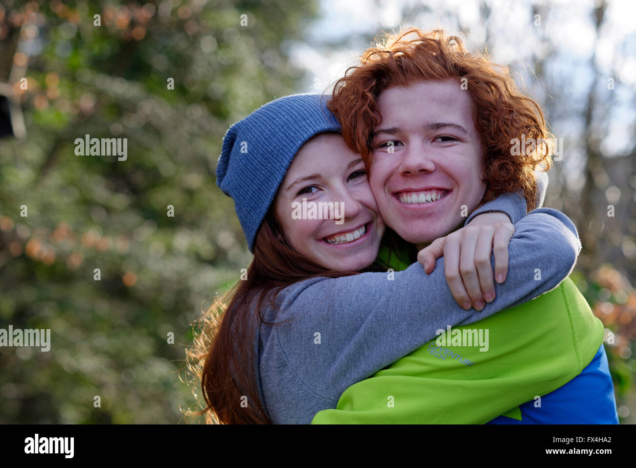 Bruder und Schwester umarmt, Rothaarige Geschwister, Geschwister Liebe, Bayern, Deutschland Stockfoto