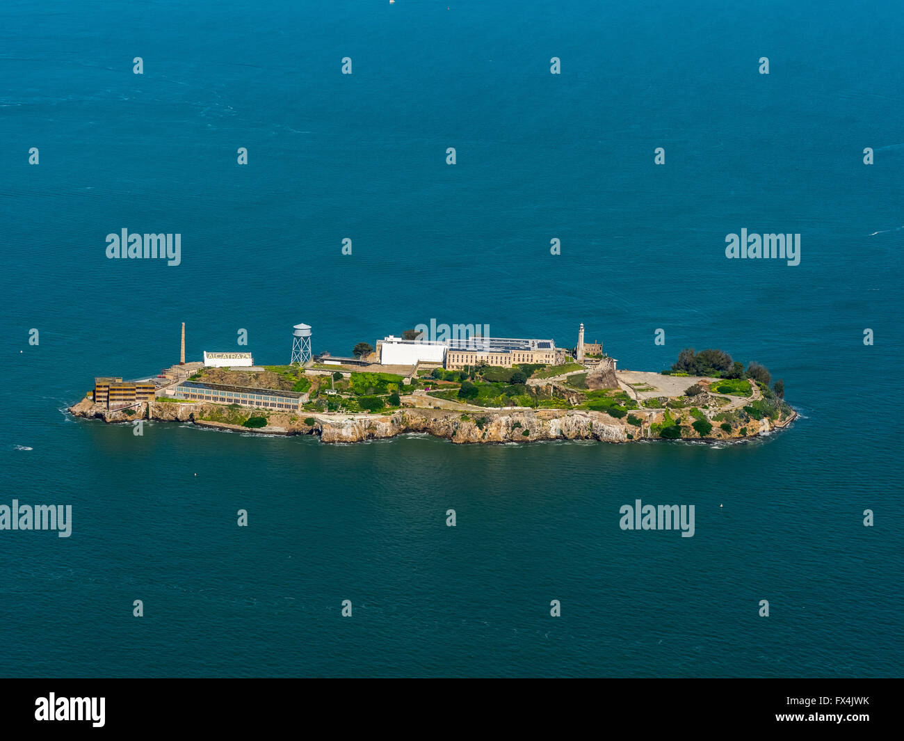 Luftaufnahme, Alcatraz, Alcatraz Island mit Leuchtturm bei Gegenlicht, San Francisco, San Francisco Bay Area, Vereinigte Staaten Stockfoto