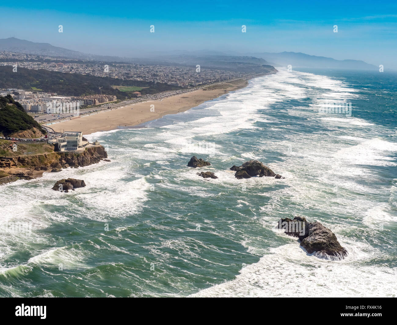 Luftaufnahme, Seal Rocks vor Cliff House und Sutro Baths, Pacific Ocean, Ocean Beach, San Francisco, Bay Area, USA Stockfoto