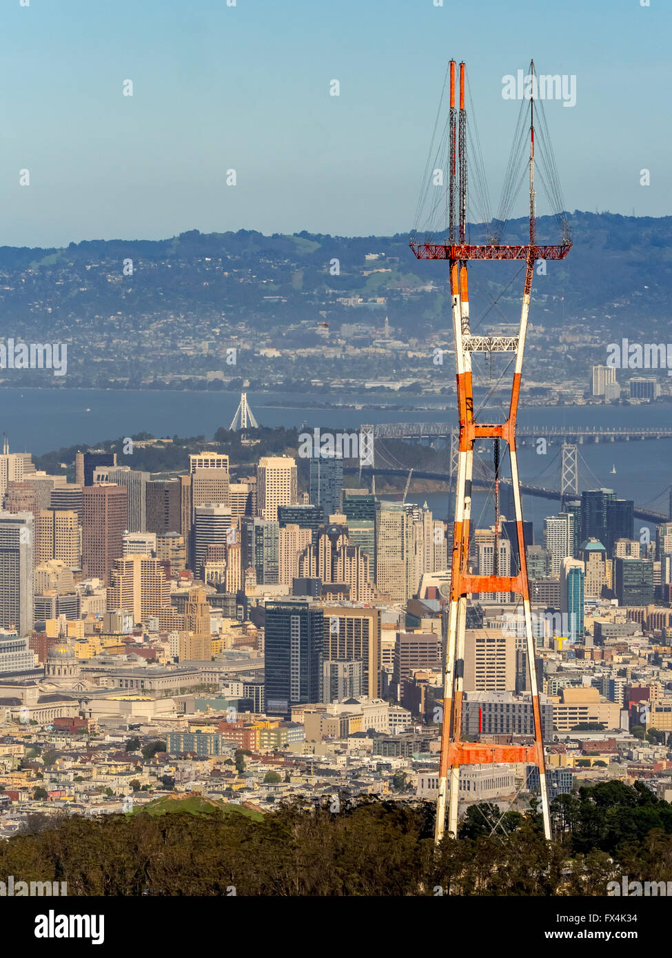 Luftaufnahme, Sutro Tower, Telekommunikation Turm auf Mount Sutro, Gittermast, Sendemast mit Blick auf San Francisco Stockfoto