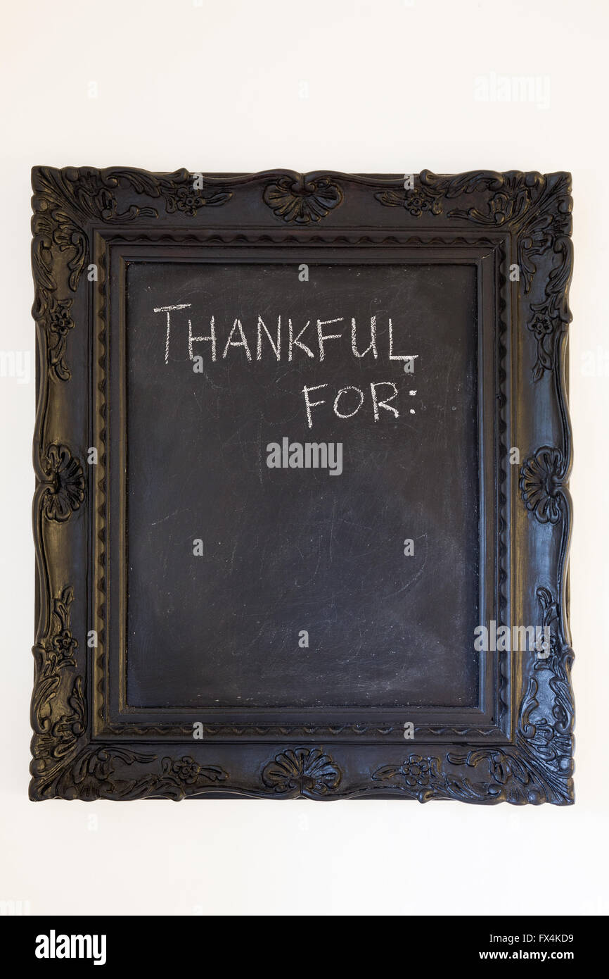 Eine schwarze Tafel auf einer weißen Wand ist dankbar für die Worte: auf ihn geschrieben, zusammen mit der Textur und interessante Hintergrund-o Stockfoto