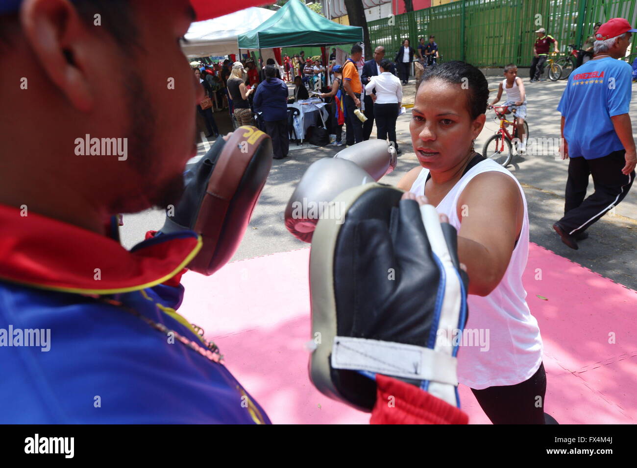 Caracas, Venezuela. 10. April 2016. Menschen nehmen Sie Teil an der Veranstaltung "Walk zum Welttag Gesundheit" in Caracas, Venezuela, am 10. April 2016. Das Programm, angetrieben durch das Volk Ministerium für Jugend und Sport zielt darauf ab, Menschen die körperliche Aktivität zu fördern. © Gregorio Teran/AVN/Xinhua/Alamy Live-Nachrichten Stockfoto