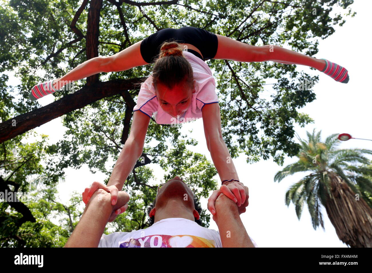 Caracas, Venezuela. 10. April 2016. Menschen nehmen Sie Teil an der Veranstaltung "Walk zum Welttag Gesundheit" in Caracas, Venezuela, am 10. April 2016. Das Programm, angetrieben durch das Volk Ministerium für Jugend und Sport zielt darauf ab, Menschen die körperliche Aktivität zu fördern. © Gregorio Teran/AVN/Xinhua/Alamy Live-Nachrichten Stockfoto