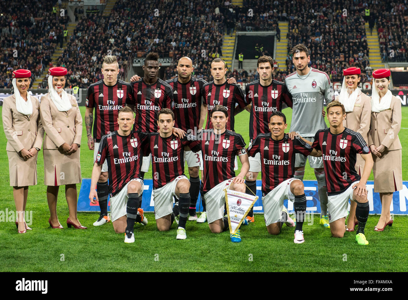 Mailand, Italien. 9. April 2016. Milan-Team Gruppe Line-up Fußball: Milan-Team Gruppe (L-R) Juraj Kucka, Mario Balotelli, Alex, Luca Antonelli, Alessio Romagnoli, Gianluigi Donnarumma vorne; Ignazio Abate, Giacomo Bonaventura, Riccardo Montolivo, Carlos Bacca, Keisuke Honda posieren mit Fly Emirates-Mitarbeiter vor der italienischen Serie A match zwischen AC Milan 1-2 Juventus im Stadio Giuseppe Meazza in Mailand, Italien. © Enrico Calderoni/AFLO SPORT/Alamy Live-Nachrichten Stockfoto