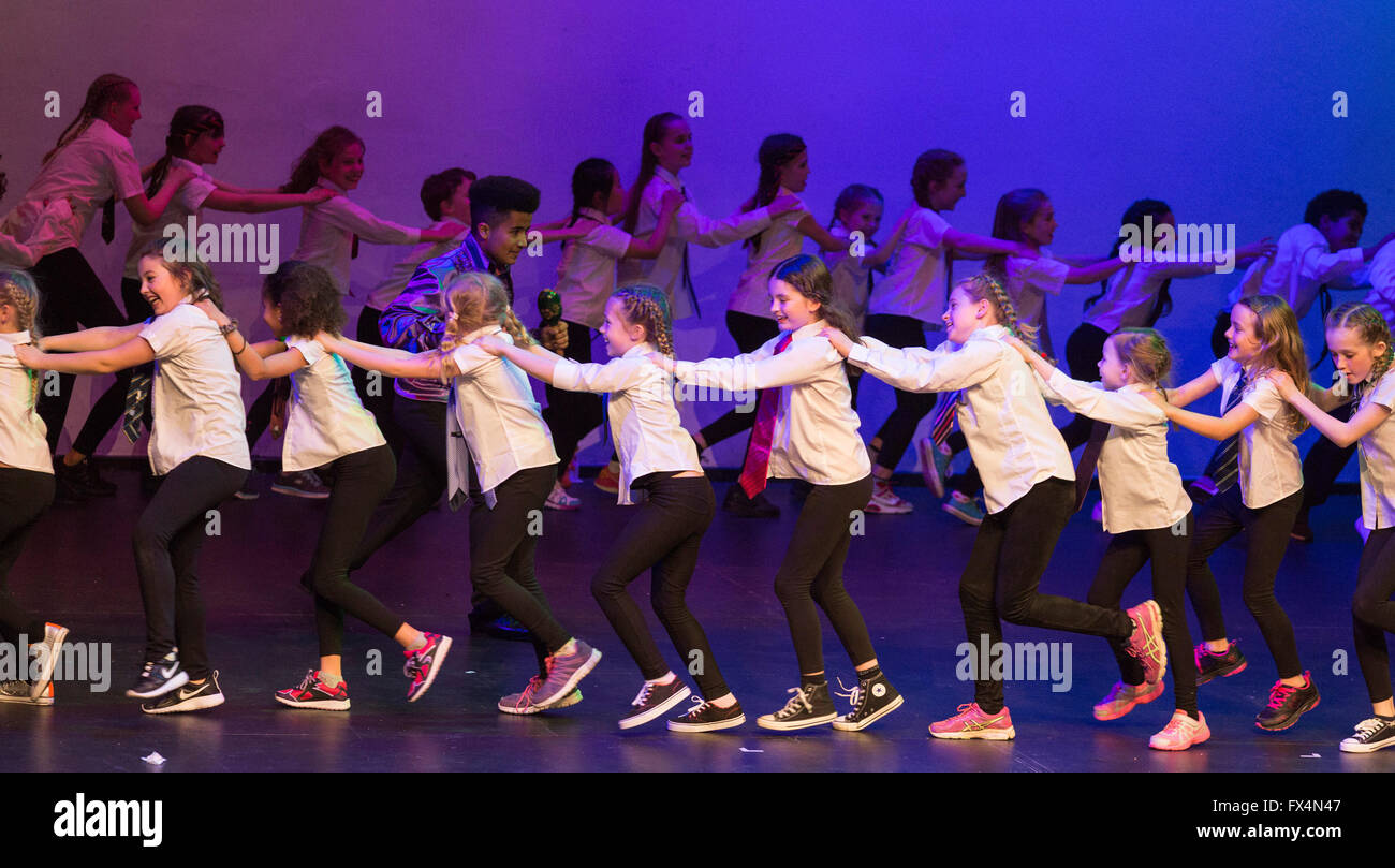 St Albans, England. 10. April 2016. Schüler im Alter von 5 – 18 aus dem lebendigen Traum School of Performing Arts führen in das 10-jährige Jubiläum Ostern Showcase mit street-Dance, zeitgenössischer Tanz, Schauspiel, musical Theater und Gesang. Die Produktion ist eine Vielzahl Showcase erstellt vollständig von jungen Menschen, die wollen einen Unterschied durch die Kunst machen, Spaß haben, Talent und Vertrauen wachsen und fühle mich gestärkt, an sich selbst und ihre Träume zu glauben. Die Traum-Stiftung wurde im Jahr 2006 von Zoë Jackson eingerichtet. Bildnachweis: Lebendige Bilder/Alamy Live-Nachrichten Stockfoto