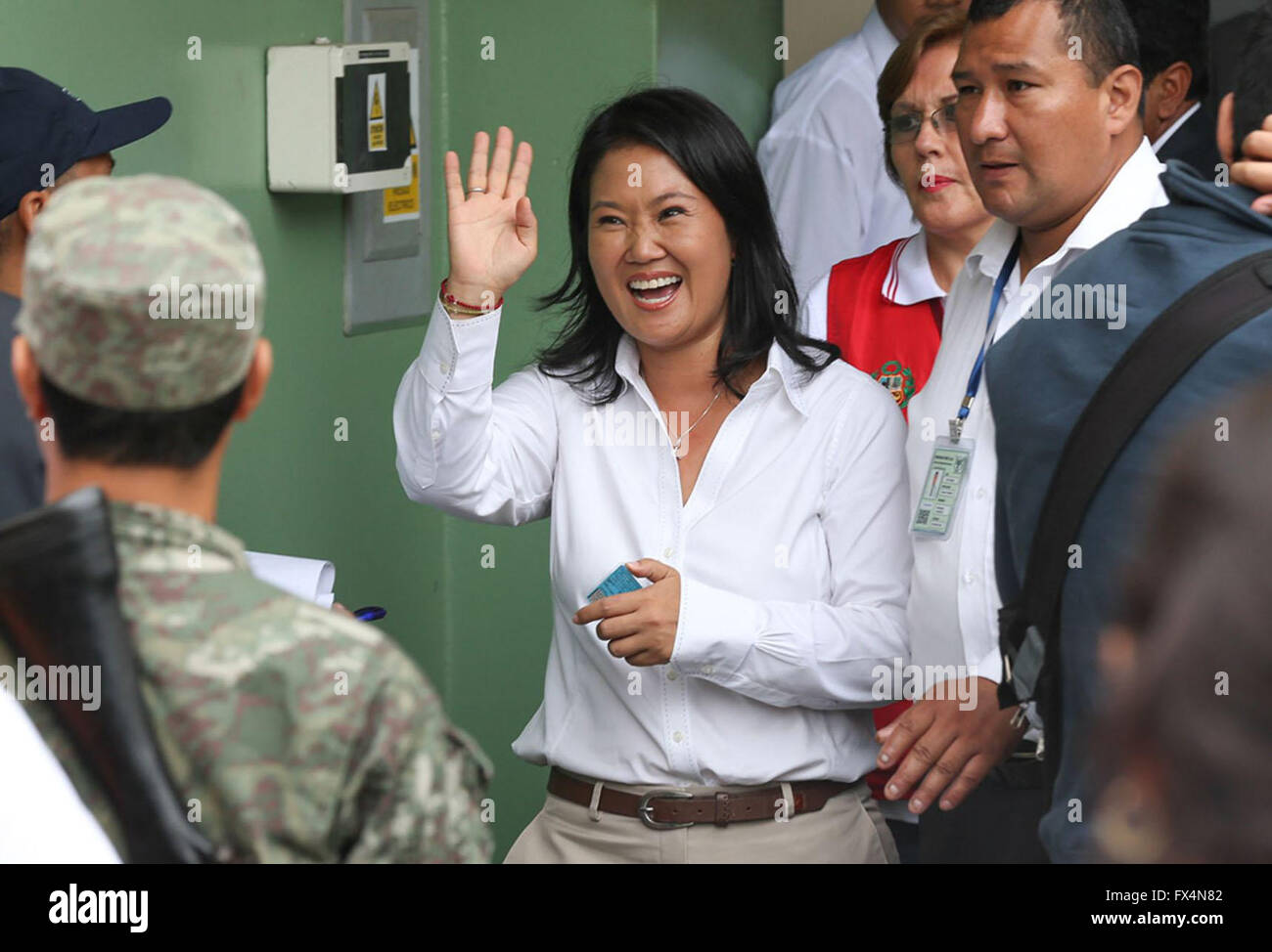 Lima, Peru. 10. April 2016. Präsidentschaftskandidat der beliebten Kraft Partei Keiko Fujimori (C) reagiert nach dem casting ihre Stimmzettel in einem Wahllokal in Santiago de Surco District, Provinz Lima, Peru, am 10. April 2016. Die beliebte Kraft-Partei von Keiko Fujimori Mehrheit im Kongress, als presidential Spitzenreiter zu einem Juni-Abfluss geht, obwohl ihre Rivalin durch die Kopf-an-Kopf-Ergebnisse zwischen zwei Anwärter unbekannt Wahltagsbefragungen zeigte Sonntag gewonnen. © Norman Cordova/ANDINA/Xinhua/Alamy Live-Nachrichten Stockfoto