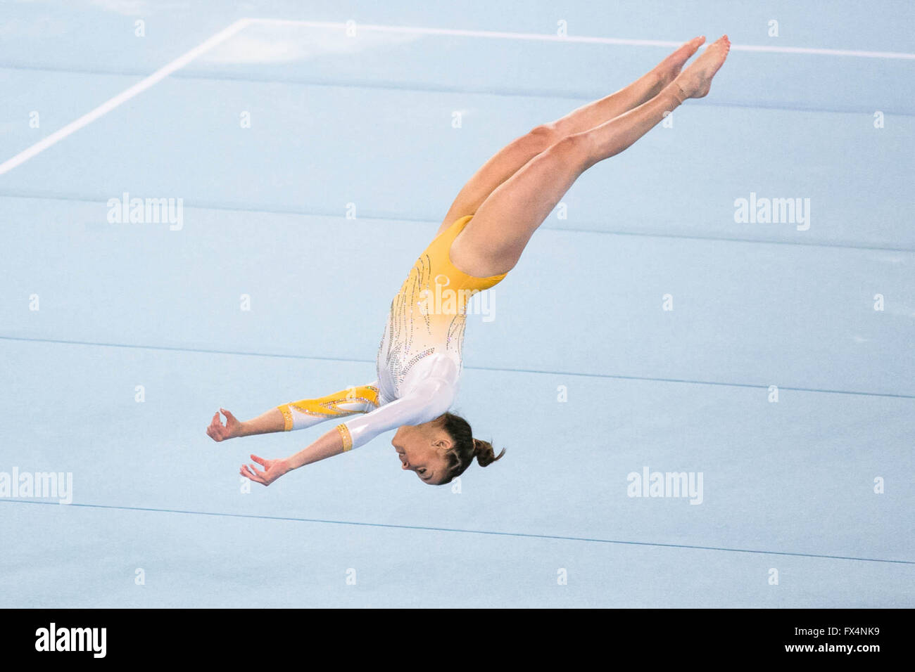 (160411)--ISTANBUL, April 11, 2016(Xinhua)--Andrea Paula Mejias Rodriguez von Puerto Rico konkurriert in der Fußboden-Übung-Finals am letzten Tag der Artistic Gymnastics World Cup Serie in der Stozice Arena in Ljubljana, Slowenien, 10. April 2016. (Xinhua/Luka Dakskobler) Stockfoto