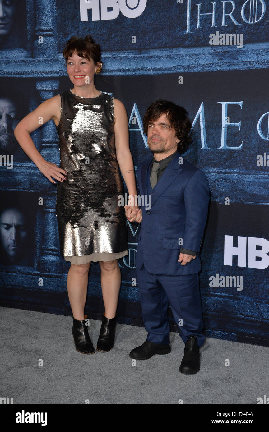 Los Angeles, Kalifornien, USA. 10. April 2016. Schauspieler Peter Dinklage & Frau Schauspielerin Erica Schmidt bei der Premiere der 6. Staffel von Game of Thrones am TCL Chinese Theatre in Hollywood.  Bildnachweis: Sarah Stewart/Alamy Live-Nachrichten Stockfoto