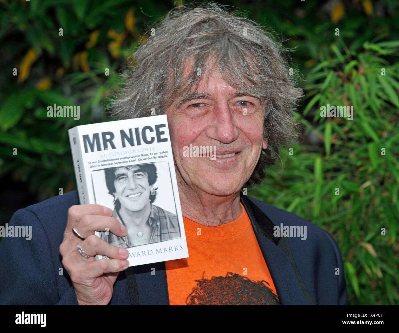 München, Deutschland. 20. Juni 2011. Britische ehemalige Drogendealer und Autor Howard Marks kommt für die Premiere des Films "Mr. Nice" und Posen mit dem Buch in der City-Kino-Kino in München, Deutschland, 20. Juni 2011. Die Verfilmung seiner Autobiographie erschien unter dem gleichen Titel spielt auf in Deutschland Kinos vom 23. Juni 2011. Foto: Ursula Düren/Dpa/Alamy Live News Stockfoto