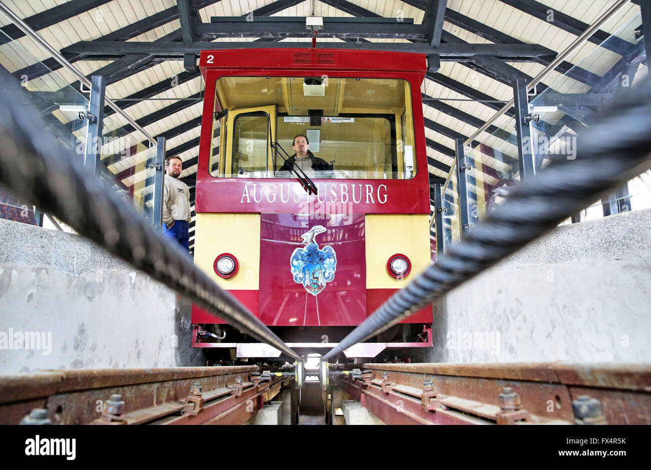 Zwei Mitarbeiter der Bergbahn Augustusburg vorzubereiten, die Bremsen der Bergbahn in Augustusburg, Deutschland, 11. April 2016 zu testen. Für zwei Wochen die 105 Jahre alte Eisenbahn ist im Berichtsjahr: dazu gehören Reparaturen, die Inspektion des Kabel und Motor und Abschluss eines Tests der TÜV (Bundesverband Techinal Inspektion). Ab 16. April 2016, werden Touristen wieder die Seilbahn der 170 Meter Höhenunterschied zwischen dem Bahnhof Erdmannsdorf und das Jagdschloss Augustusburg fahren können. Foto: JAN WOITAS/ZB Stockfoto