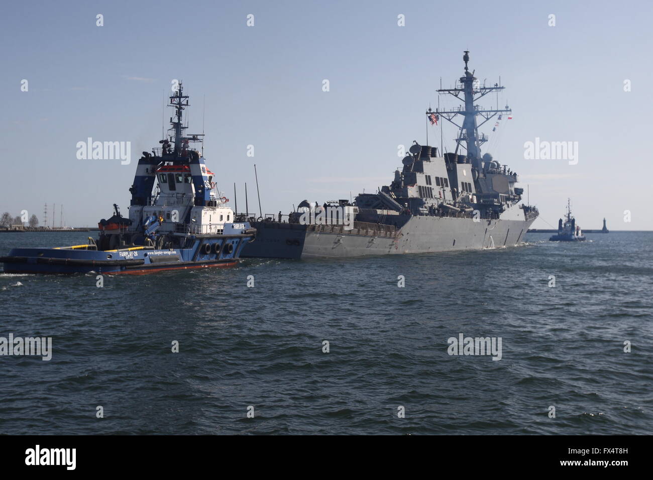 Gdynia, Polen. 11. April 2016.  US-Lenkflugkörper Zerstörer USS Donald Cook (DDG-75) geht die US Navy schwimmende Raketenabwehrschild auf Ostsee aus dem Hafen von Gdynia. Das Vorhandensein von USS Donald Cook in der Ostsee zeigt US Navy Engagement für Ausbau der maritimen Interoperabilität und Verbesserung der Sicherheit der NATO aber Betrieb Atlantic zu beheben. Bildnachweis: Michal Fludra/Alamy Live-Nachrichten Stockfoto