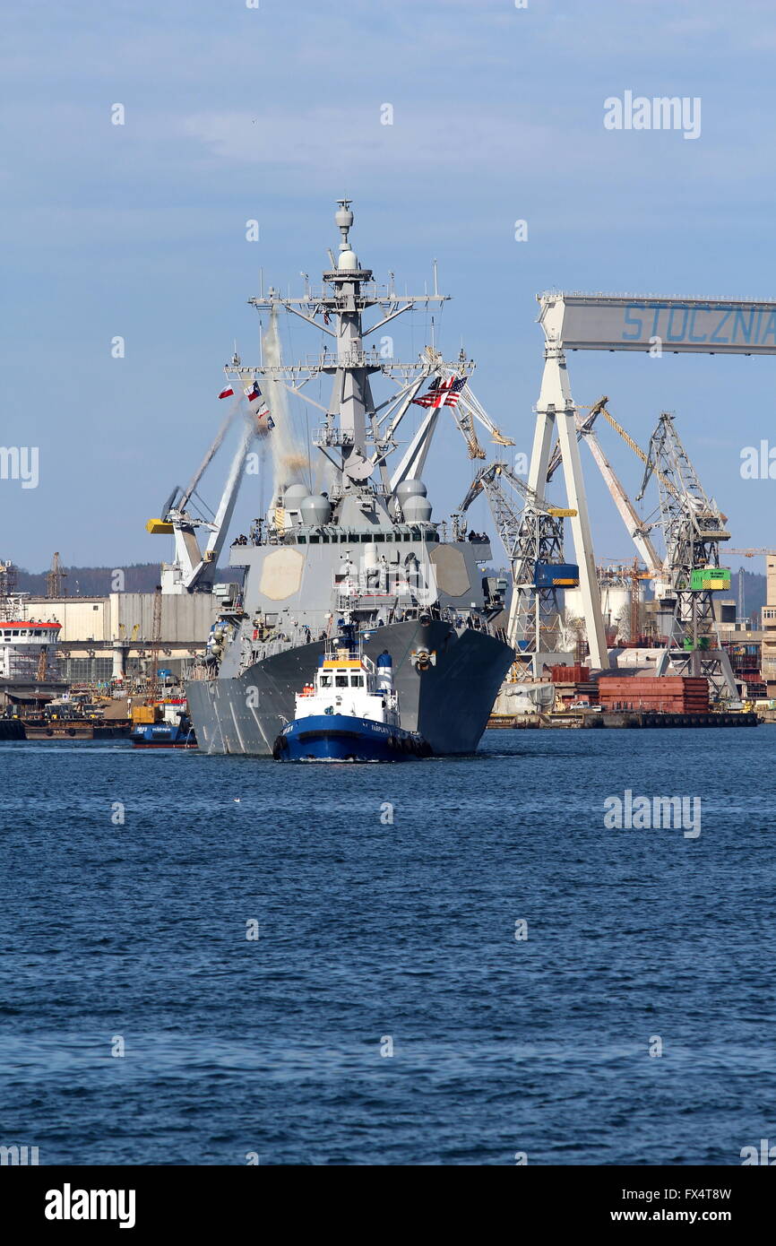 Gdynia, Polen. 11. April 2016.  US-Lenkflugkörper Zerstörer USS Donald Cook (DDG-75) geht die US Navy schwimmende Raketenabwehrschild auf Ostsee aus dem Hafen von Gdynia. Das Vorhandensein von USS Donald Cook in der Ostsee zeigt US Navy Engagement für Ausbau der maritimen Interoperabilität und Verbesserung der Sicherheit der NATO aber Betrieb Atlantic zu beheben. Bildnachweis: Michal Fludra/Alamy Live-Nachrichten Stockfoto