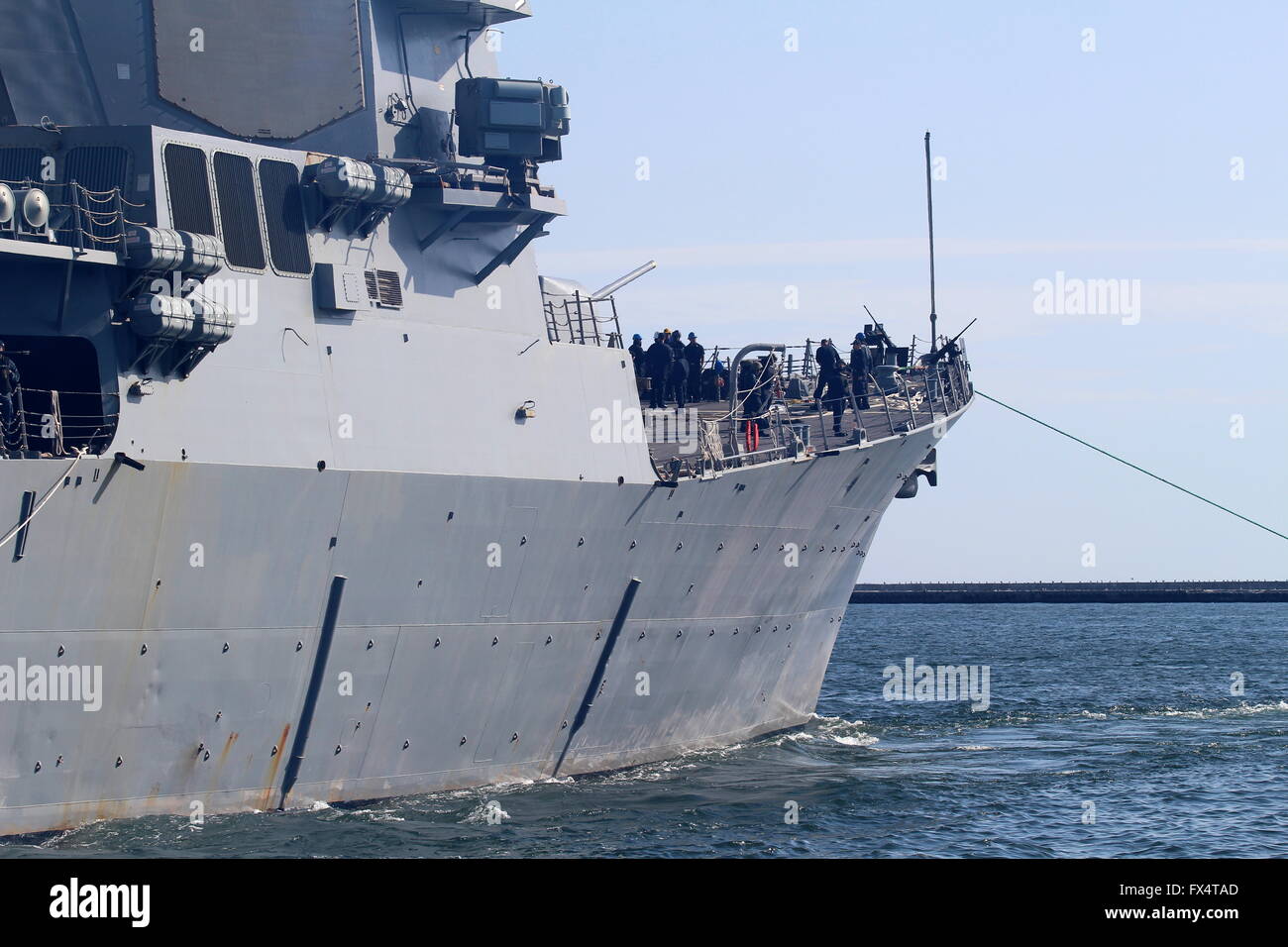 Gdynia, Polen. 11. April 2016.  US-Lenkflugkörper Zerstörer USS Donald Cook (DDG-75) geht die US Navy schwimmende Raketenabwehrschild auf Ostsee aus dem Hafen von Gdynia. Das Vorhandensein von USS Donald Cook in der Ostsee zeigt US Navy Engagement für Ausbau der maritimen Interoperabilität und Verbesserung der Sicherheit der NATO aber Betrieb Atlantic zu beheben. Bildnachweis: Michal Fludra/Alamy Live-Nachrichten Stockfoto