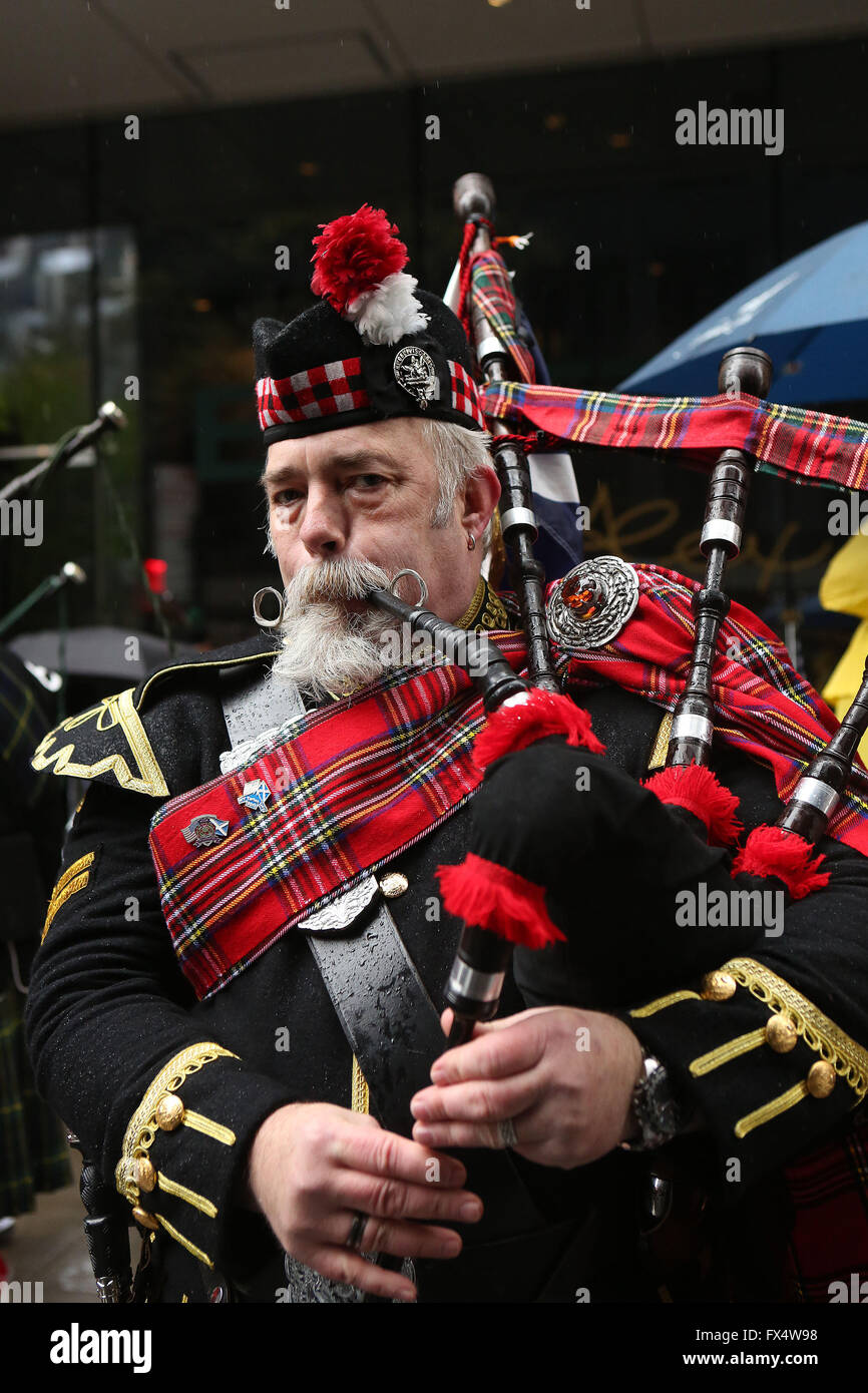 9. April 2016 - New York City, NY, USA - wärmt ein Dudelsackspieler vor New York Tartan Day Parade, die jährliche Feier der schottischen Erbe und stolz in den Vereinigten Staaten. Tausende von Schotten und Menschen schottischer Herkunft von auf der ganzen Welt fielen über den Big Apple von den Feierlichkeiten, die am Ende der Stadt Tartan Woche markiert.  Der Regen hörte nicht Kilt tragen Dudelsackspieler, Trommler, Shinty Player, Wikinger oder schottischen Clans aus eine großartige Zeit. (Kredit-Bild: © Krista Kennell über ZUMA Draht) Stockfoto