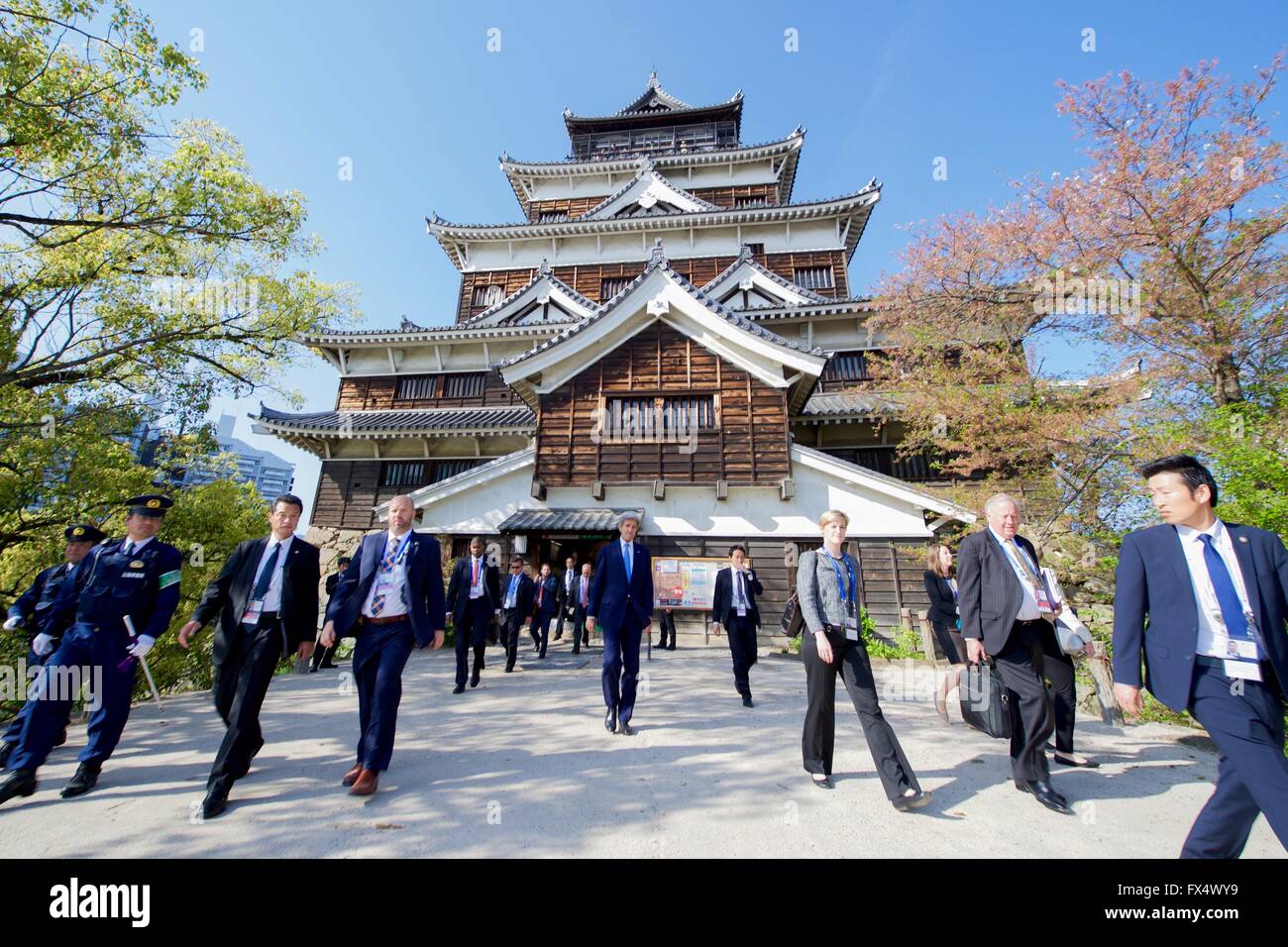 Hiroshima, Japan. 11. April 2016. US Staatssekretär John Kerry sieht die Burg Hiroshima während eines Spaziergangs nach G7-Ministertreffen 11. April 2016 in Hiroshima, Japan. Das Schloss, heute ein Museum, ist eine Nachbildung des original eingebauten 1590 aber die atomare Bombardierung der Stadt im zweiten Weltkrieg zerstört. Bildnachweis: Planetpix/Alamy Live-Nachrichten Stockfoto