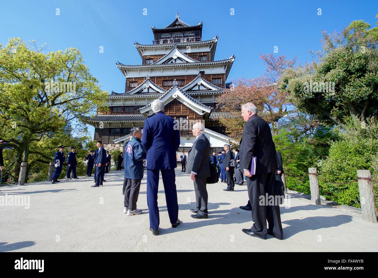 Hiroshima, Japan. 11. April 2016. US Staatssekretär John Kerry sieht die Burg Hiroshima während eines Spaziergangs nach G7-Ministertreffen 11. April 2016 in Hiroshima, Japan. Das Schloss, heute ein Museum, ist eine Nachbildung des original eingebauten 1590 aber die atomare Bombardierung der Stadt im zweiten Weltkrieg zerstört. Stockfoto