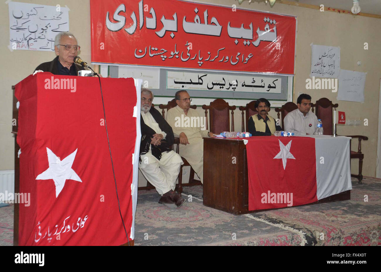 Provinzielle Führer der Awami Arbeiter Partei Abid Hussain Manto an Partei während der Zeremonie im Quetta-Presseklub am Montag, 11. April 2016 unter Eid. Stockfoto