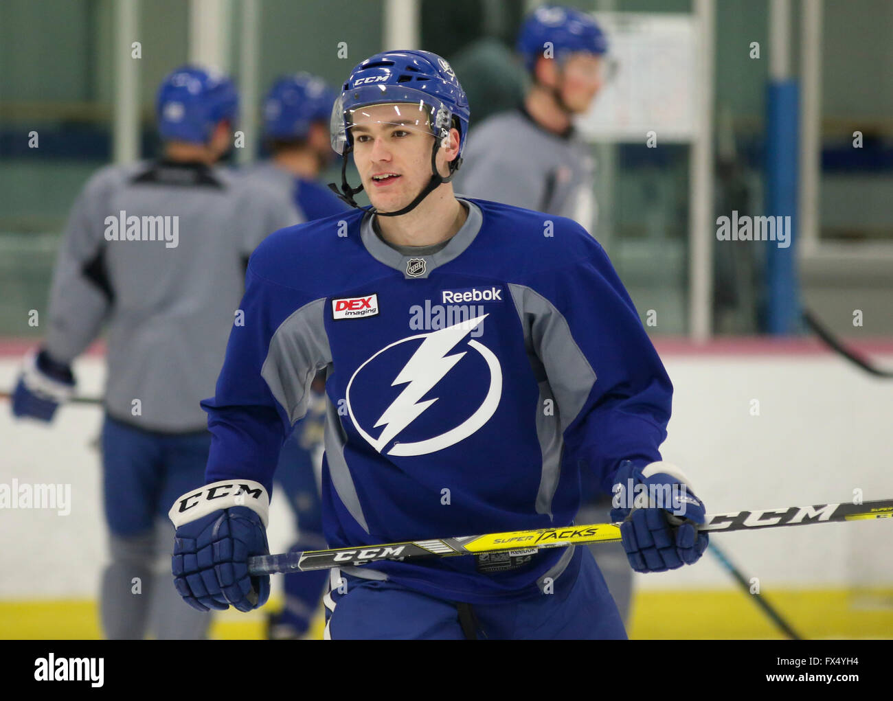 Brandon, Florida, USA. 1. Juli 2012. DIRK SHADD | Zeiten. Tampa Bay Lightning Jonathan Drouin Praxis mit seinem Team auf dem Eis-Sport-Forum in Brandon Montag (11.04.16) © Dirk Shadd/Tampa Bay Times / ZUMA Draht/Alamy Live News Stockfoto