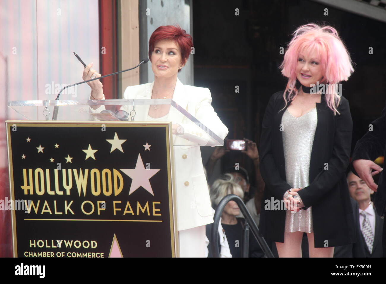 Los Angeles, Kalifornien, USA. 11. April 2016. Cyndi Lauper und Harvey Fierstein geehrt mit Doppel * Stern auf dem Hollywood Walk Of Fame.6424 Hollywood Boulevard, Hollywood, CA.04/11/2016.SHARON OSBOURNE und CYNDI LAUPER Credit: Clinton Wallace/Globe Fotos/ZUMA Draht/Alamy Live-Nachrichten Stockfoto