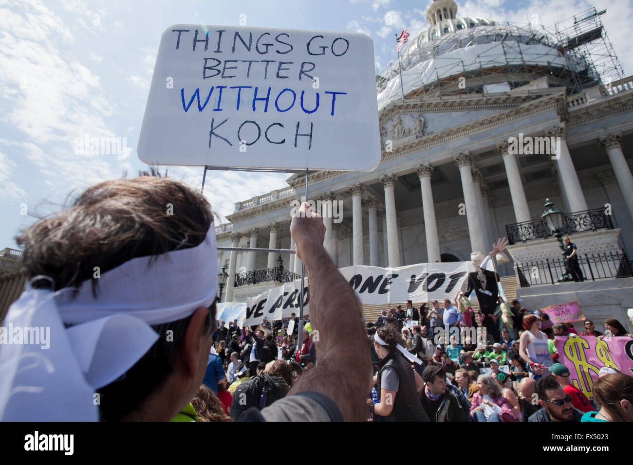 Washington, DC, USA. 11. April 2016. Tausende von Demokratie Frühling Aktivisten aus über dem Land zu protestieren und marschieren zum Kapitol-Gebäudes.  Die Demonstranten forderten gerechtere Wahlen, Politik frei von Unternehmen Einfluss, den Ausbau und Schutz der Stimmrechte und die Sicherstellung der gleiche Stimme in der Regierung von allen Amerikanern. Bildnachweis: B Christopher/Alamy Live-Nachrichten Stockfoto