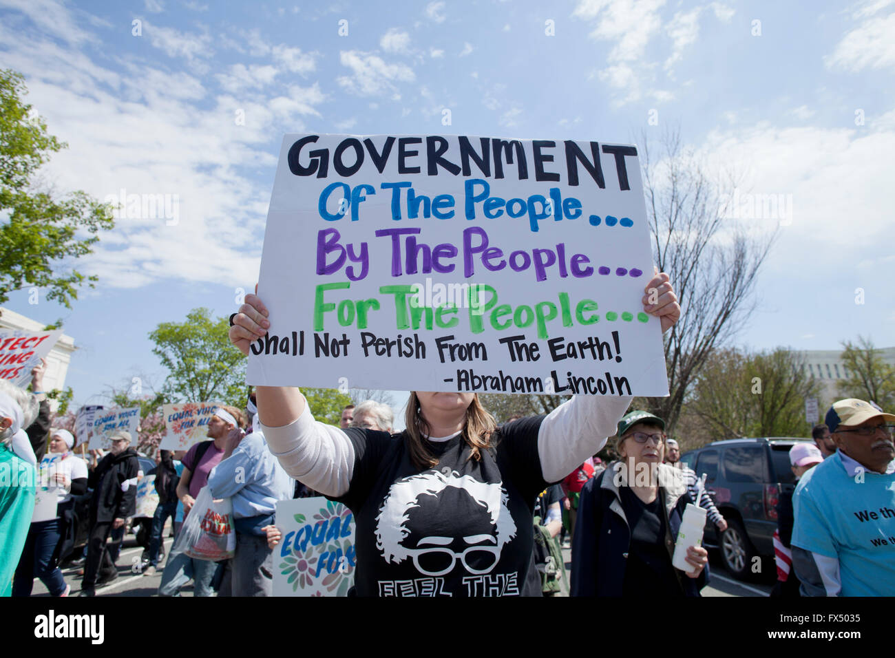 Washington, DC, USA. 11. April 2016. Tausende von Demokratie Frühling Aktivisten aus über dem Land zu protestieren und marschieren zum Kapitol-Gebäudes.  Die Demonstranten forderten gerechtere Wahlen, Politik frei von Unternehmen Einfluss, den Ausbau und Schutz der Stimmrechte und die Sicherstellung der gleiche Stimme in der Regierung von allen Amerikanern. Bildnachweis: B Christopher/Alamy Live-Nachrichten Stockfoto