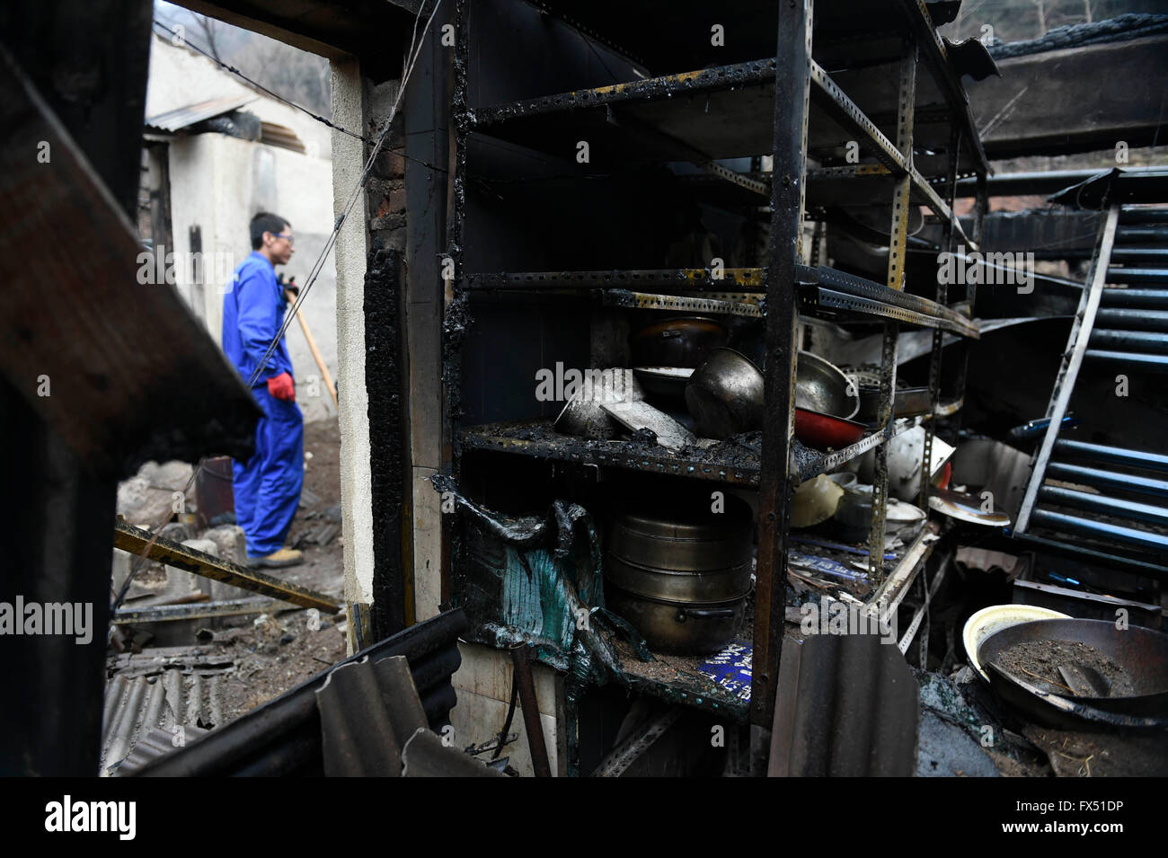 Benxi. 12. April 2016. Foto aufgenommen am 12. April 2016 zeigt die Überreste eines Dorfbewohners Haus beschädigt durch einen Brand auf Xiaosonggou Berg in Benxi Stadt, Nordost-China Liaoning Provinz. Mehrere Häuser wurden durch Bergfeuer beschädigt, der durch die Verbrennung von Müll am Montagabend ausbrach. Bei dem Unfall wurden keine Verletzten gemeldet. Bildnachweis: Yao Jianfeng/Xinhua/Alamy Live-Nachrichten Stockfoto