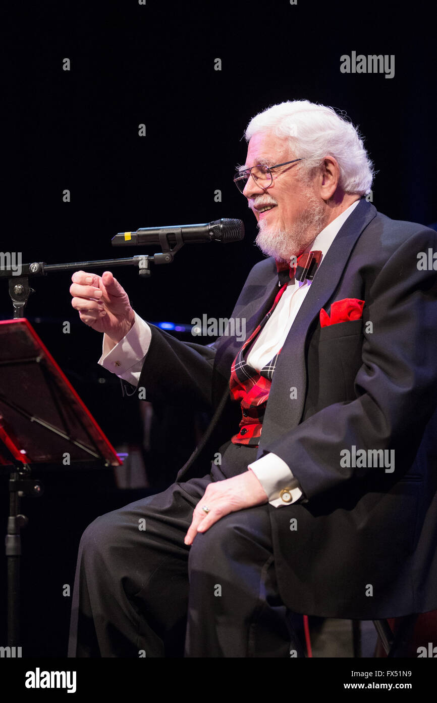 Deutsche US-amerikanischer Sänger Bill Ramsey auf der Bühne während eines Konzerts in St. Pauli Theater in Hamburg, Deutschland, 11. April 2016. Am 17. April feiert Bill Ramsey seinen 85. Geburtstag. Foto: CHRISTIAN CHARISIUS/dpa Stockfoto