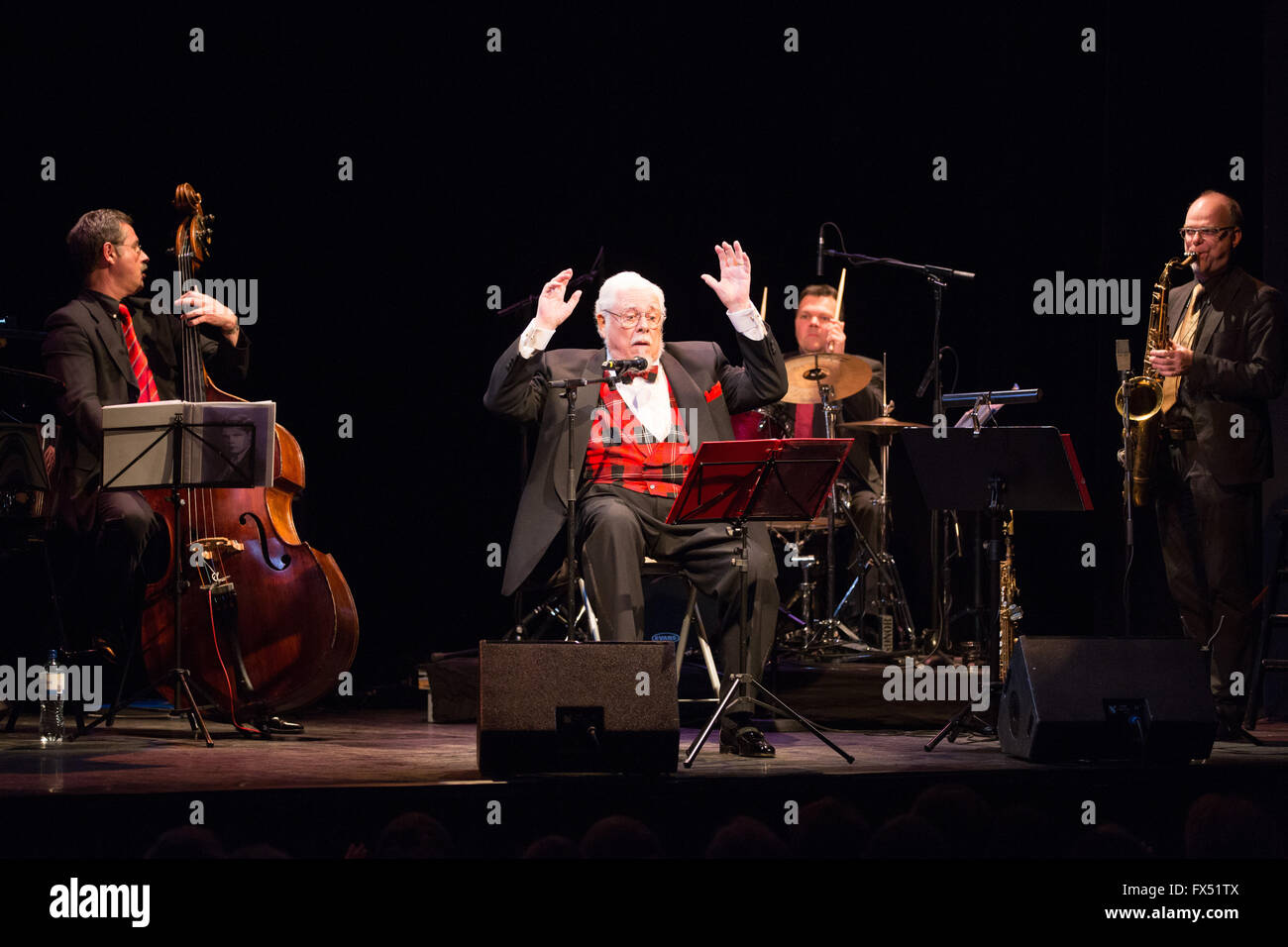 Deutsche US-amerikanischer Sänger Bill Ramsey auf der Bühne während eines Konzerts in St. Pauli Theater in Hamburg, Deutschland, 11. April 2016. Am 17. April feiert Bill Ramsey seinen 85. Geburtstag. Foto: CHRISTIAN CHARISIUS/dpa Stockfoto